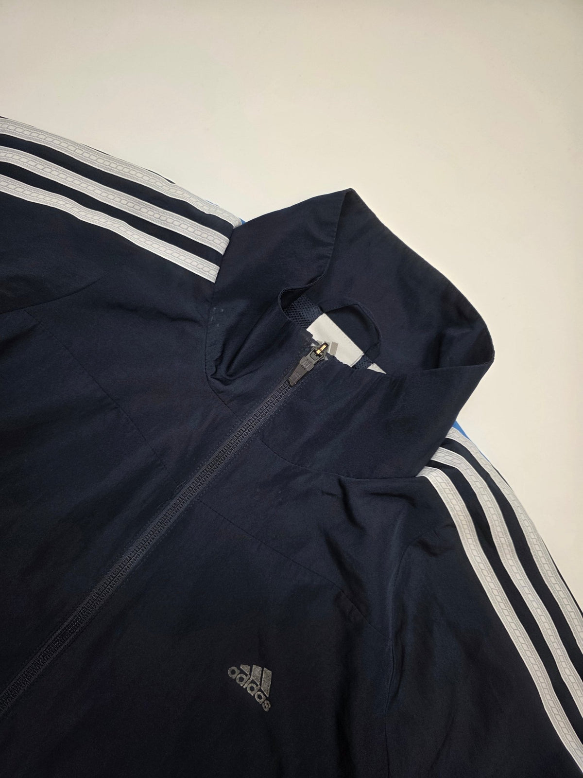 Adidas 3-Streifen Vintage Trackjacket in Navy/Royalblau – Logo im Detail