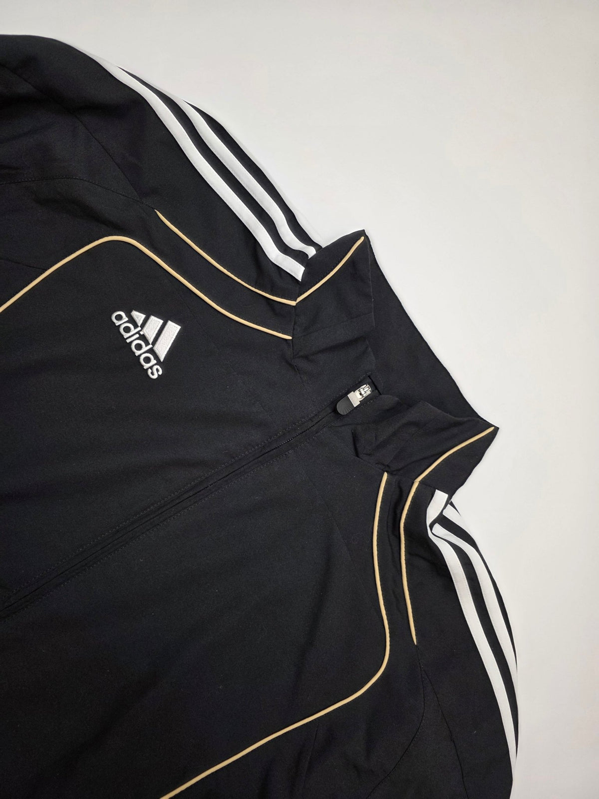 Adidas 3-Streifen Vintage Trackjacket in Schwarz/Gold – Logo im Detail