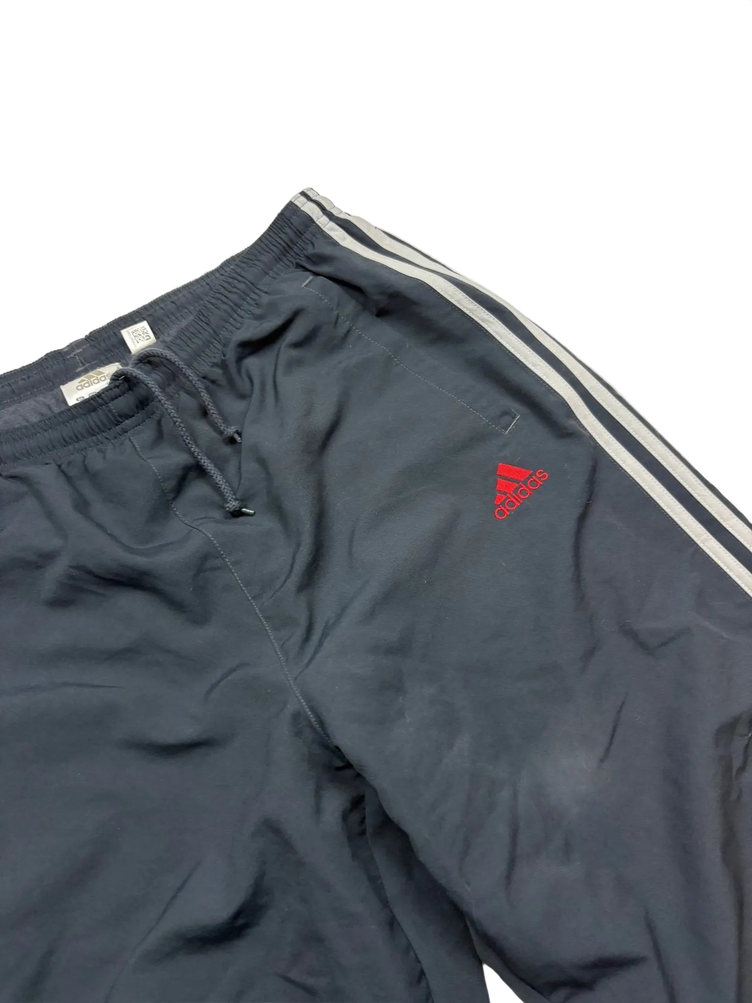 Rotes Adidas Logo auf dunkelgrauer Open-Leg Trackpants