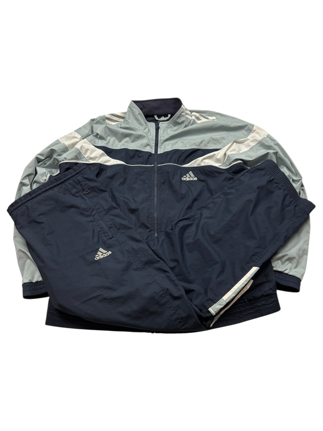  Adidas Tracksuit Navy/Grau Größe XL – Gesamtansicht mit Zip-Jacke, Hose und hellen Kontrastbahnen
