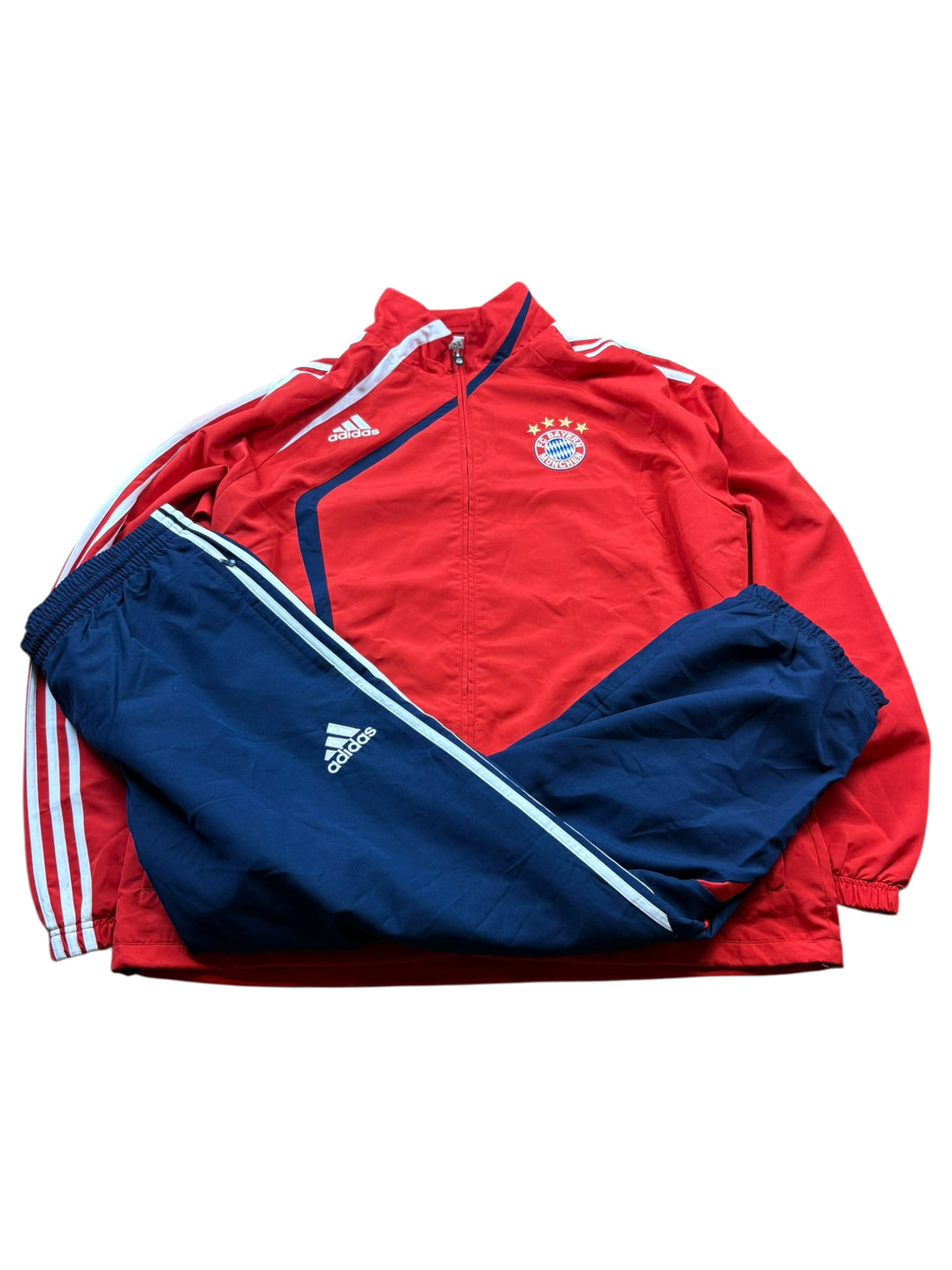 Adidas FC Bayern Tracksuit Rot/Schwarz – komplettes Set mit 4 Sterne Wappen und weißen Streifen