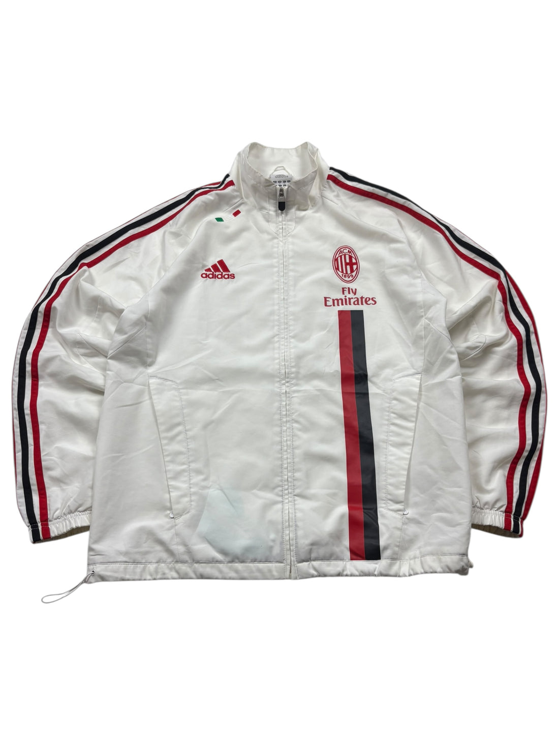  Adidas AC Mailand Trackjacket Weiß Größe M – Frontansicht mit Wappen, Fly Emirates Print und Ärmelstreifen