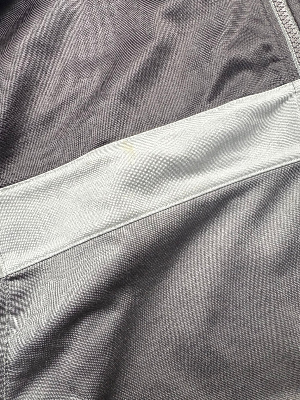 Adidas Backprint Vintage Trackjacket in Grau/Dunkelgrau – Detailansicht