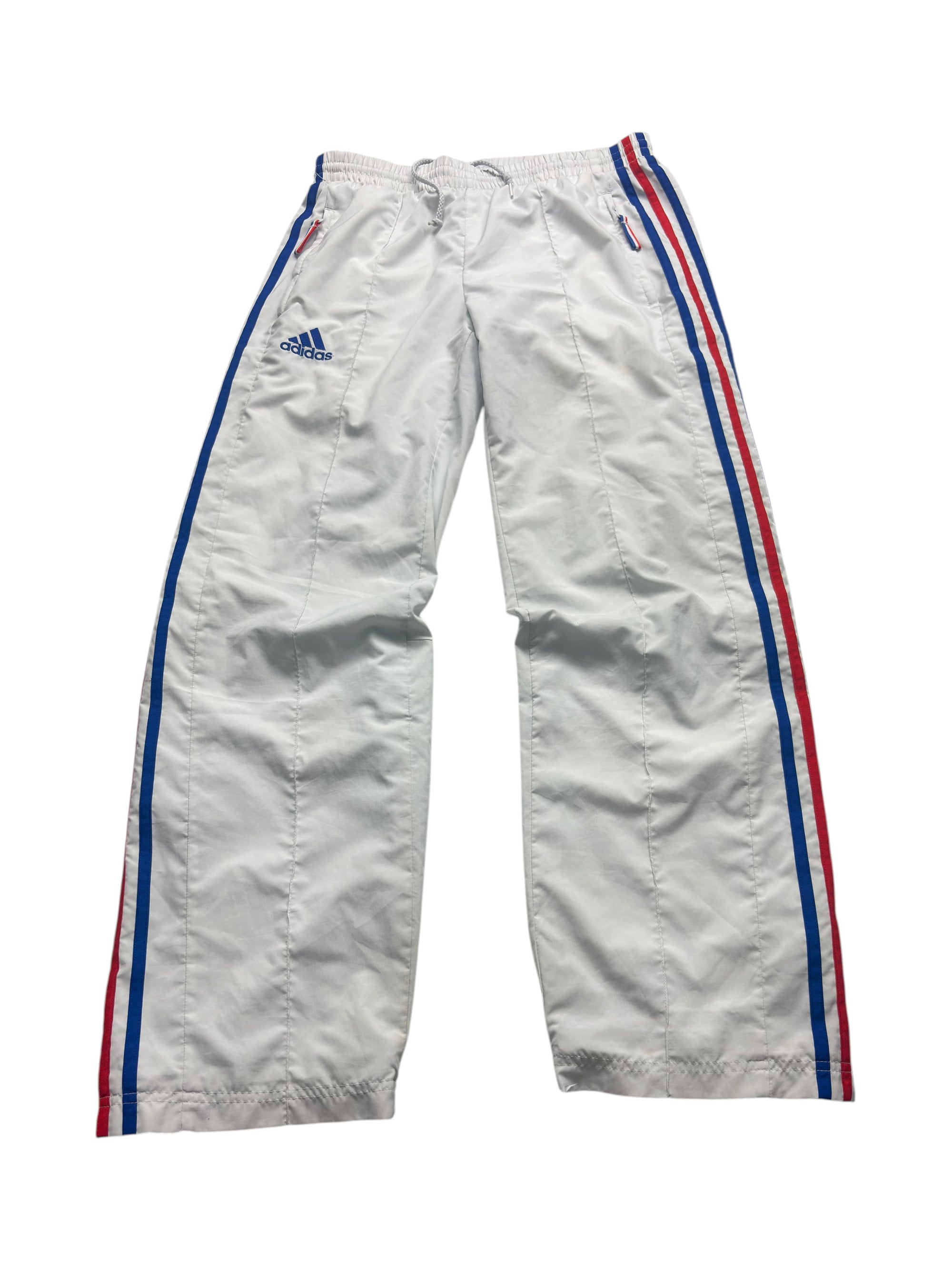 Weiße Adidas Vintage Trackpants mit rot-blau-weißen Seitenstreifen, Vorderansicht