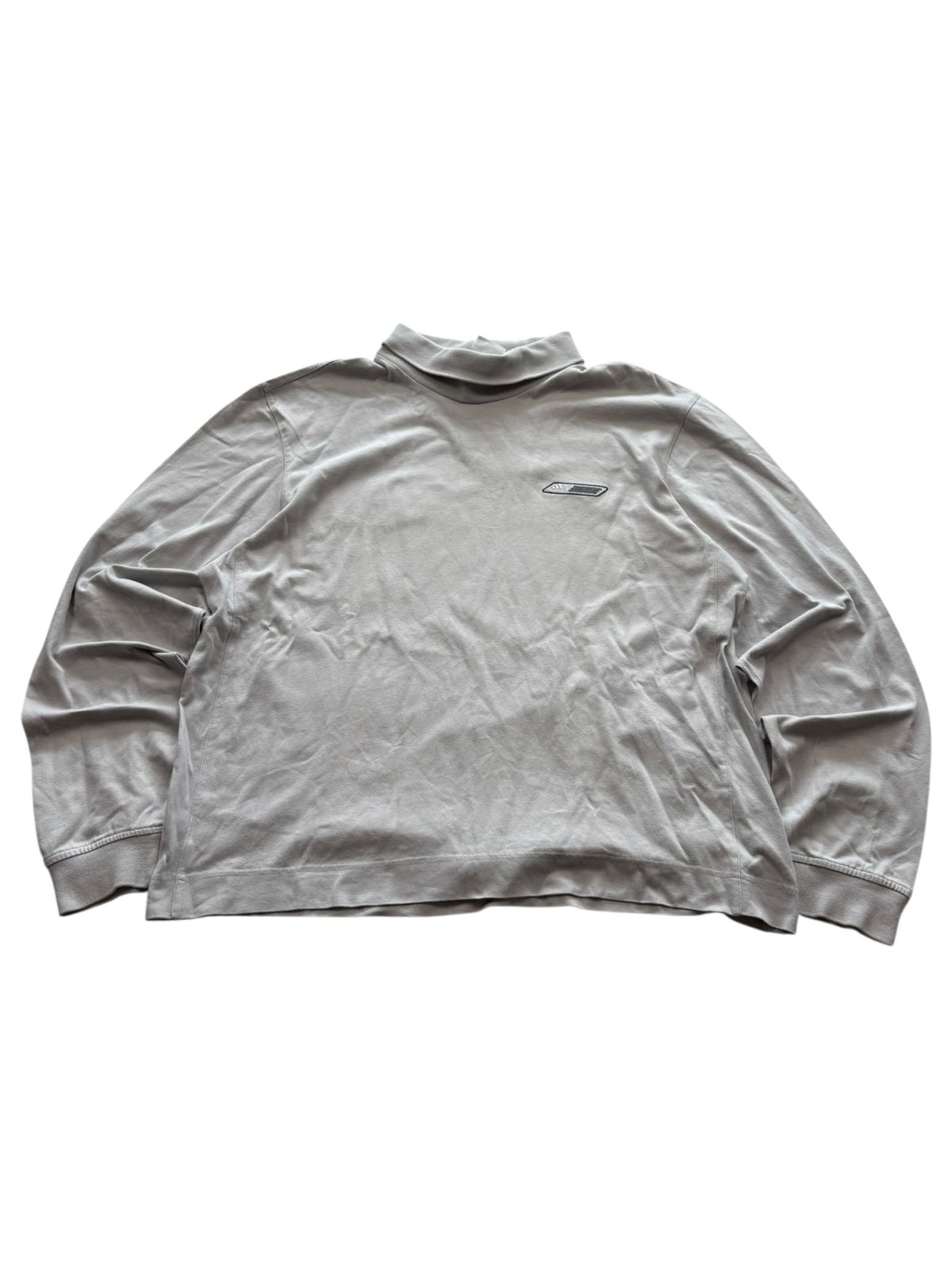 Grauer Adidas Vintage Sweater mit kleinem geometrischem Logo-Patch auf der Brust