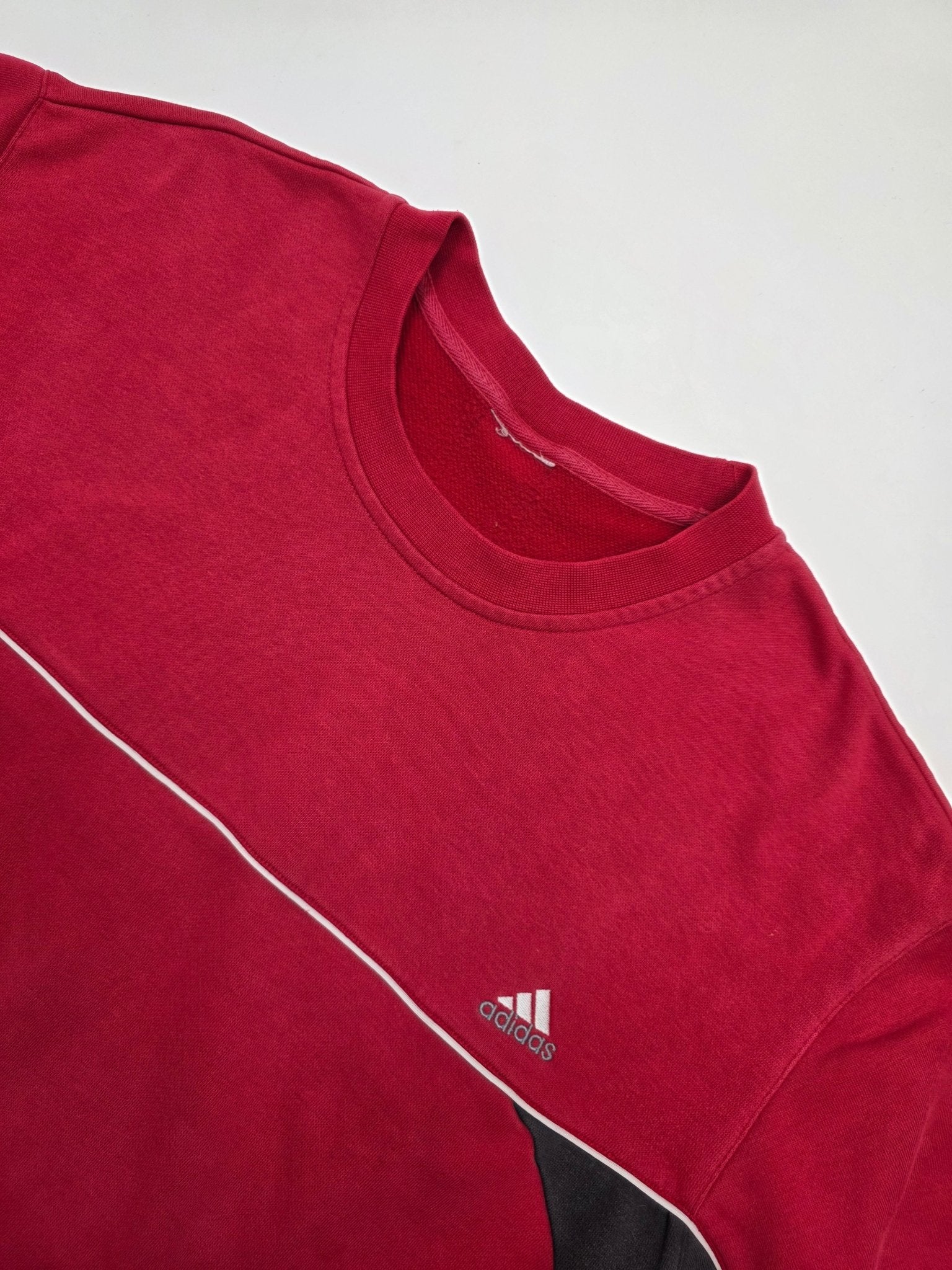 Weiße Adidas Three Stripes und kleines Brustlogo am rot-schwarzen Y2K Vintage Sweater