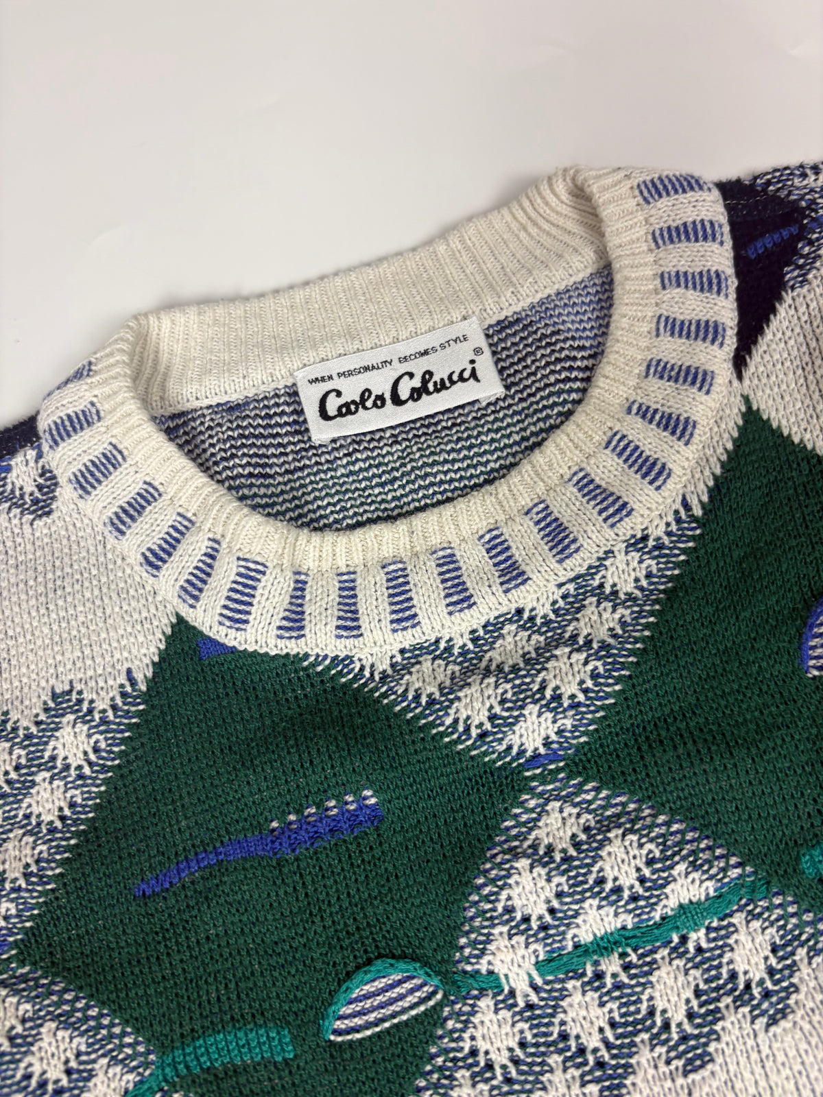 Carlo Colucci Pullover – Nackenetikett und gerippter Rundhals