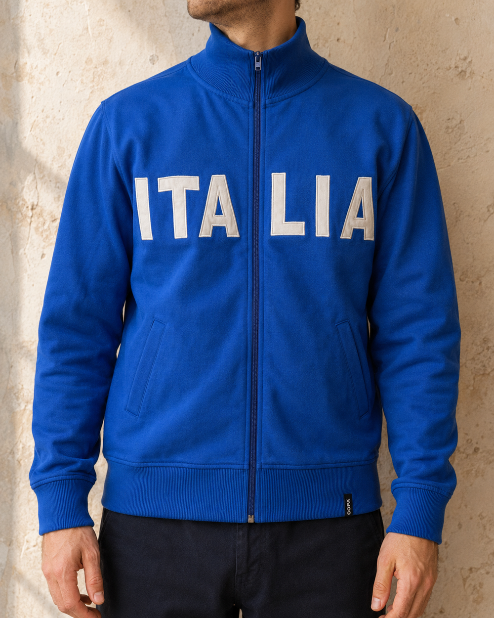 KI-generiertes Tragebeispiel des COPA Italia Vintage Trackjacket Blau S – mit ITALIA-Schriftzug