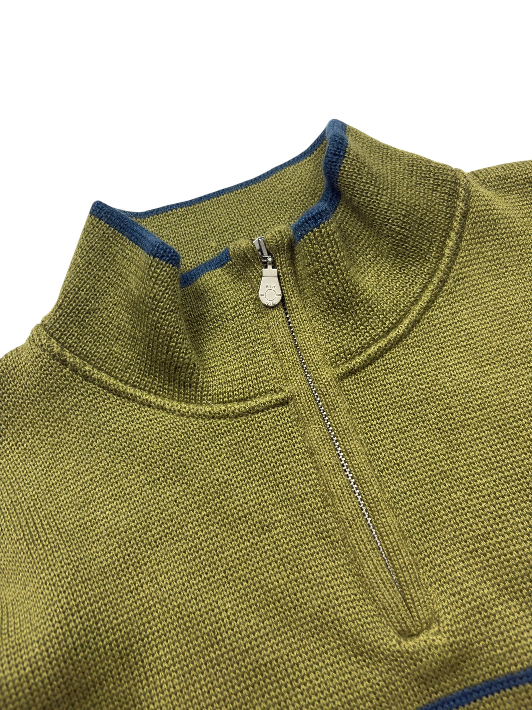 Kurzer Reißverschluss und gerippter Stehkragen am olivfarbenen Fila Vintage Strickpullover