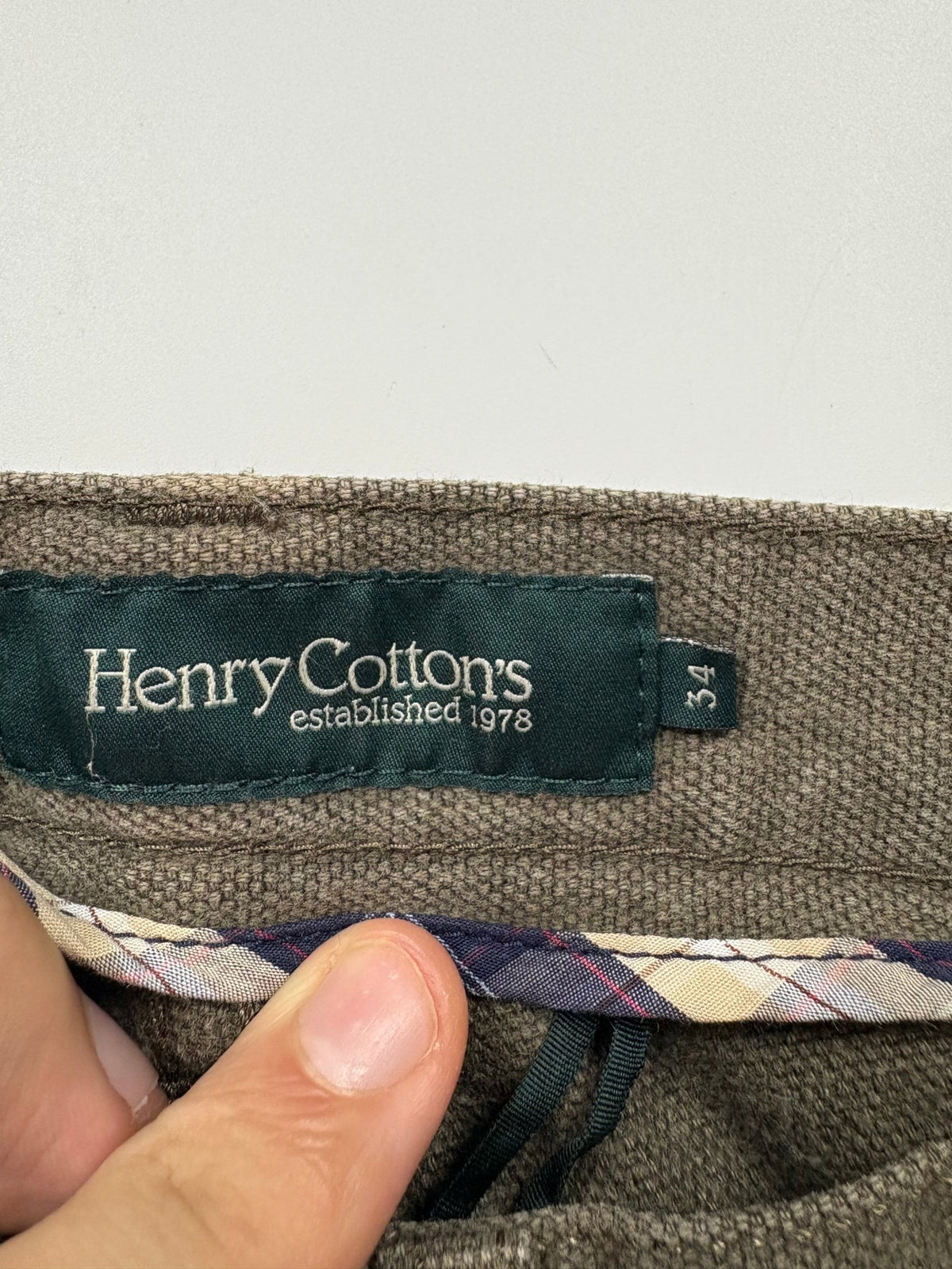 Henry Cotton's Logo Patch Vintage Chino in Taupe – Etikett