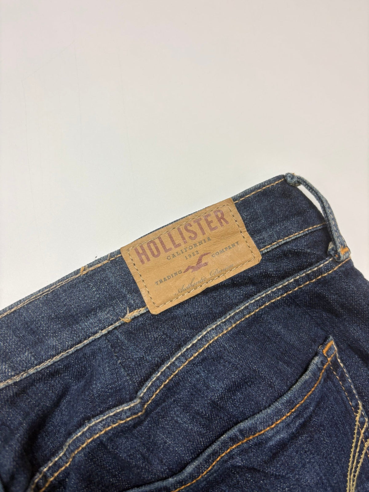 Hollister Vintage Bootcut Jeans in Blau – Etikett