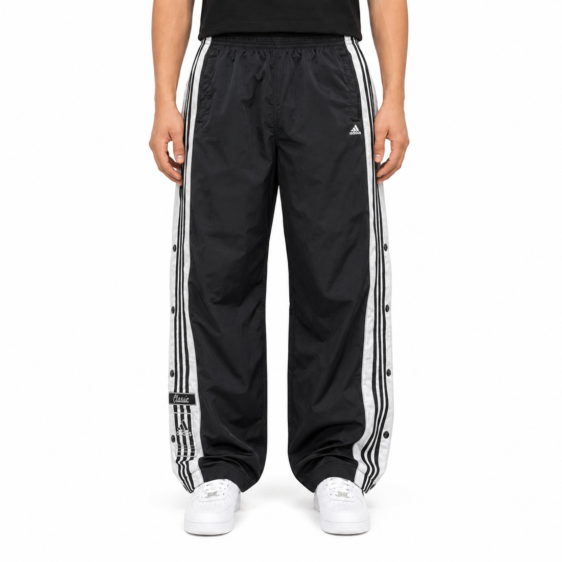 KI-gestütztes Tragebeispiel der Adidas Adibreak Vintage Trackpants Schwarz Weiß XL