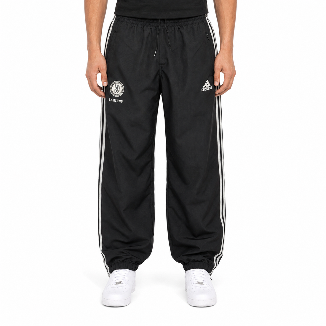 KI-gestütztes Tragebeispiel der Adidas Chelsea FC Samsung Vintage Trackpants Schwarz S