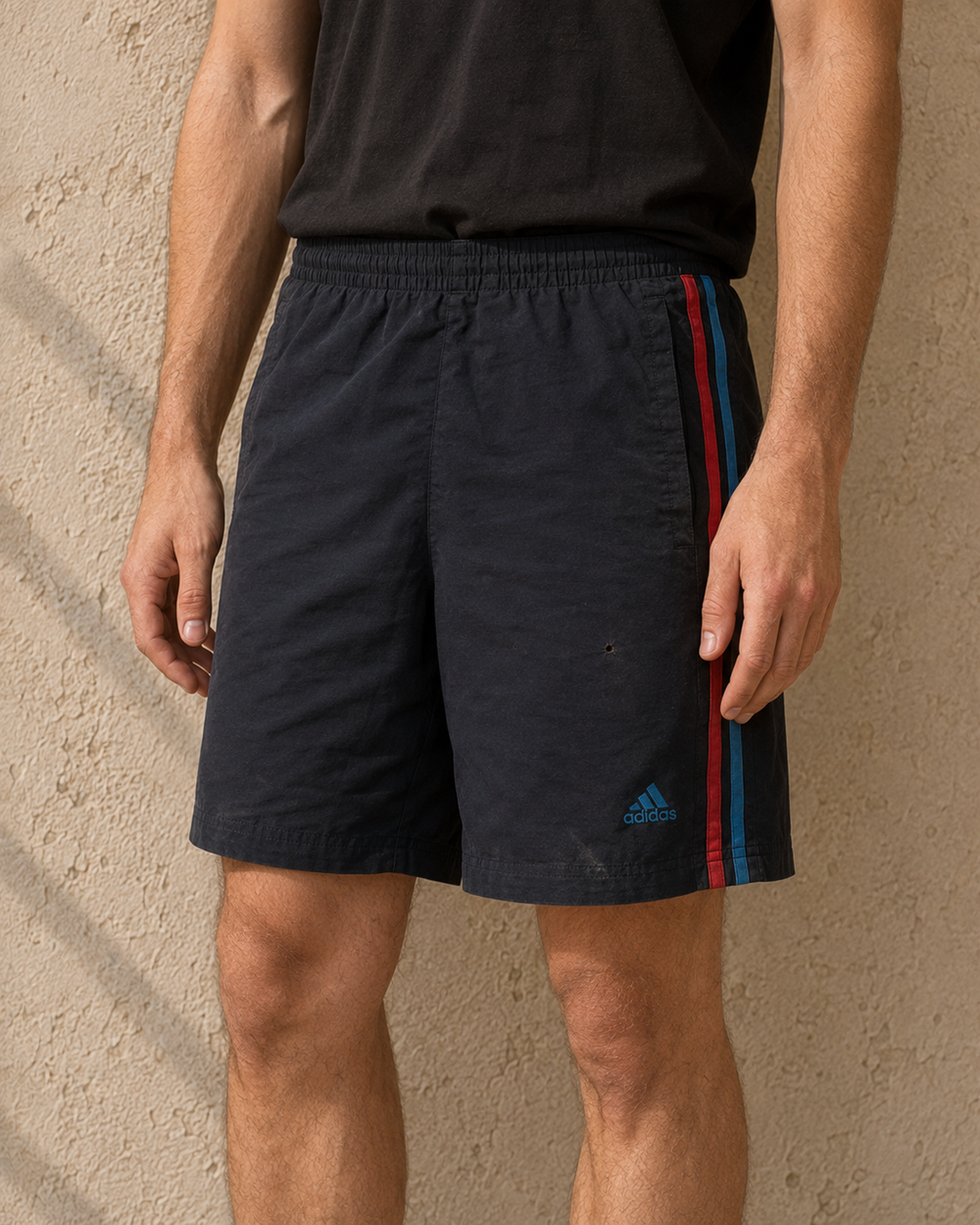 KI-generiertes Tragebeispiel  der Adidas Climacool Vintage Sportshorts Schwarz M