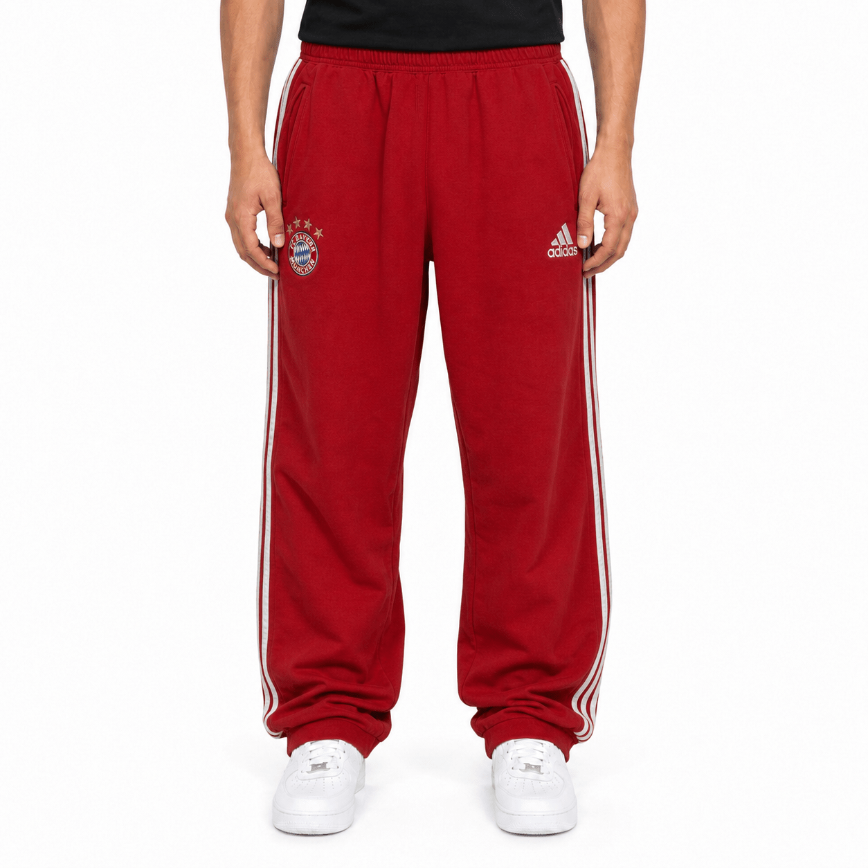 KI-gestütztes Tragebeispiel der Adidas FC Bayern Vintage Jogginghose Rot S