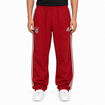 KI-gestütztes Tragebeispiel der Adidas FC Bayern Vintage Jogginghose Rot S