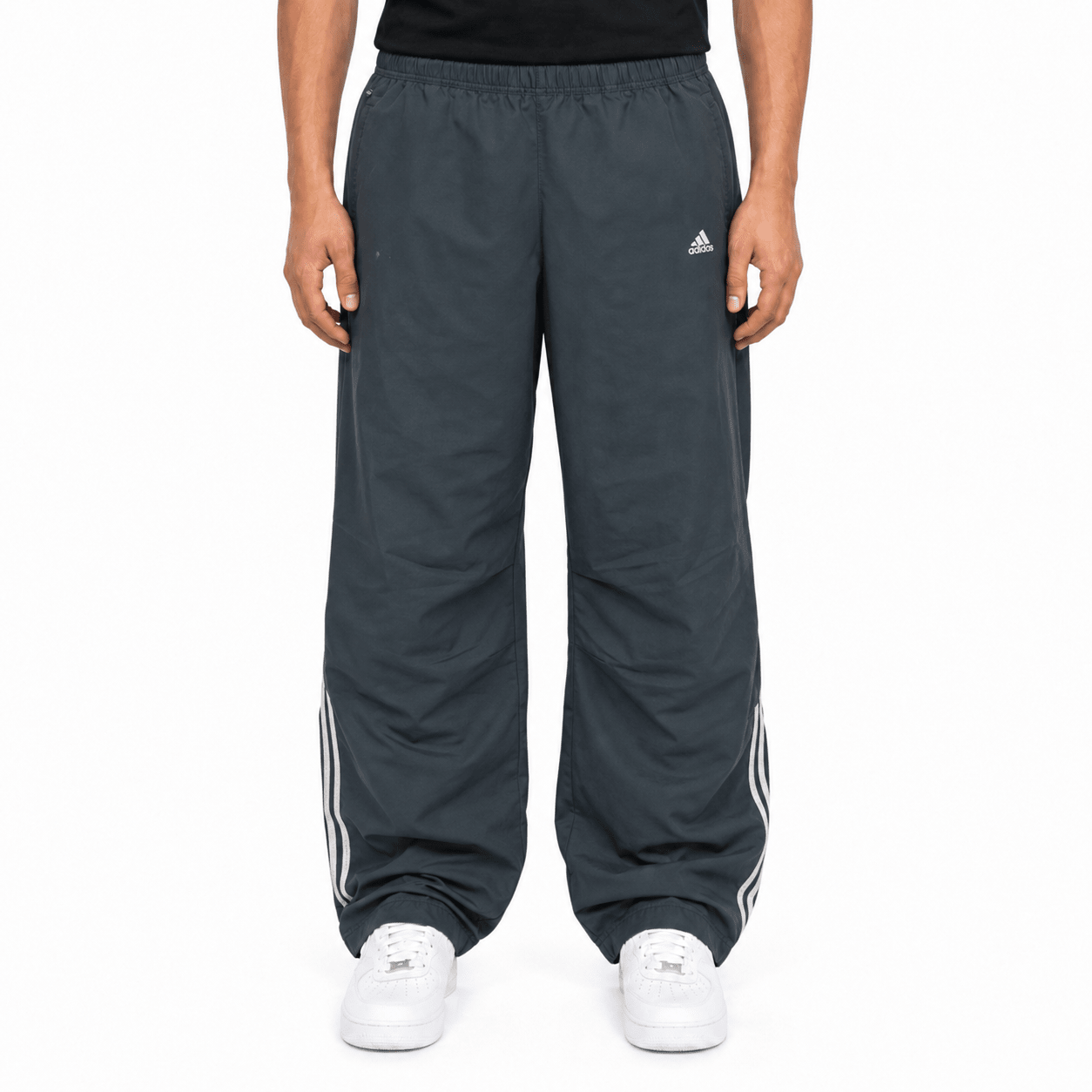 KI-gestütztes Tragebeispiel der Adidas Open-Leg 3-Streifen Vintage Trackpants Navy M