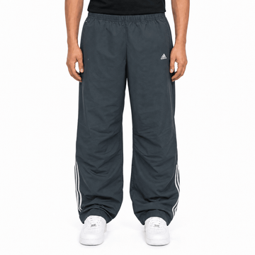 KI-gestütztes Tragebeispiel der Adidas Open-Leg 3-Streifen Vintage Trackpants Navy M