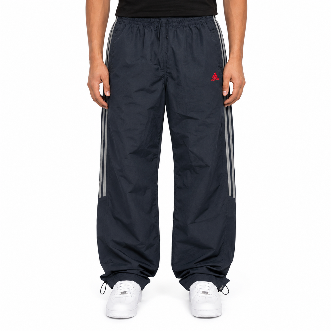 KI-gestütztes Tragebeispiel der Adidas Open-Leg Vintage Trackpants Dunkelgrau L