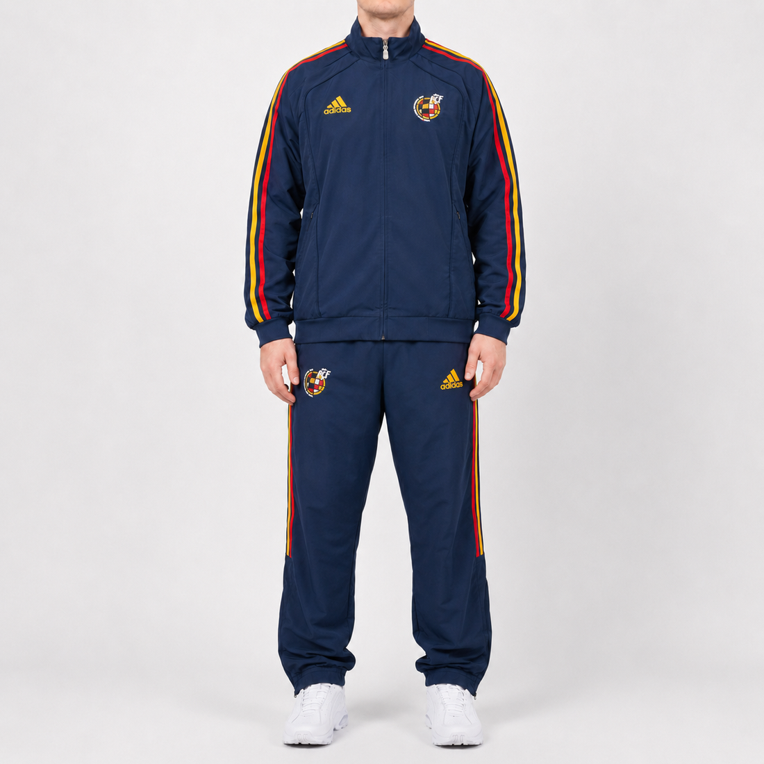 KI-gestütztes Tragebeispiel des Adidas Spanien Vintage Tracksuits Navy M