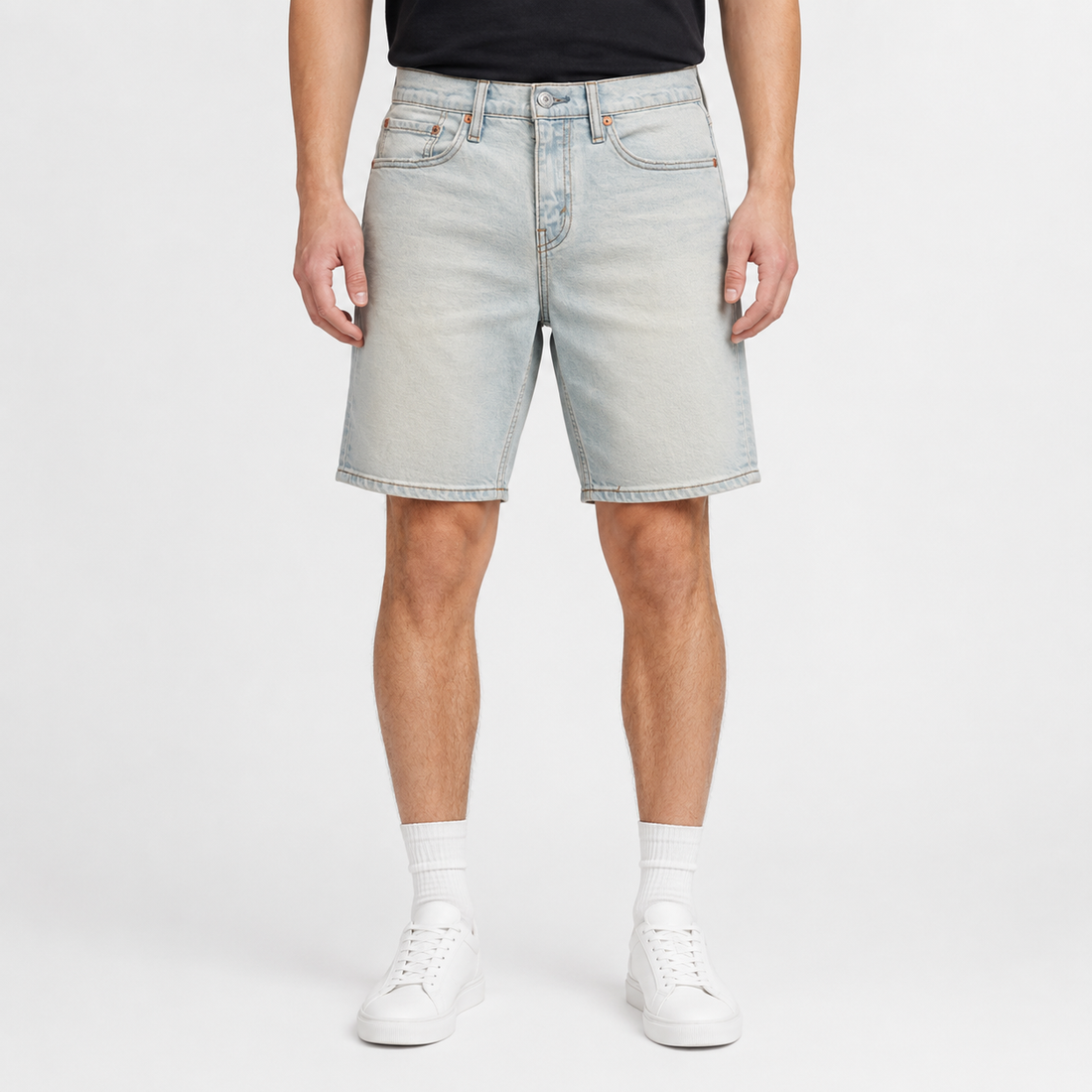KI-gestütztes Tragebeispiel der Levi’s Denim Vintage Shorts Hellblau W28