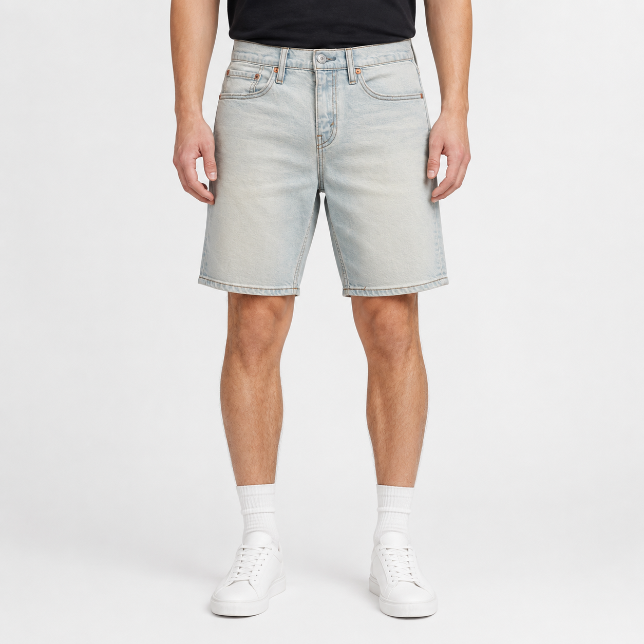 KI-gestütztes Tragebeispiel der Levi’s Denim Vintage Shorts Hellblau W28