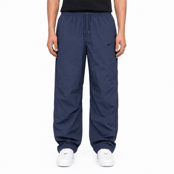 KI-gestütztes Tragebeispiel der Nike 90s Drawstring Vintage Trackpants Blau XL