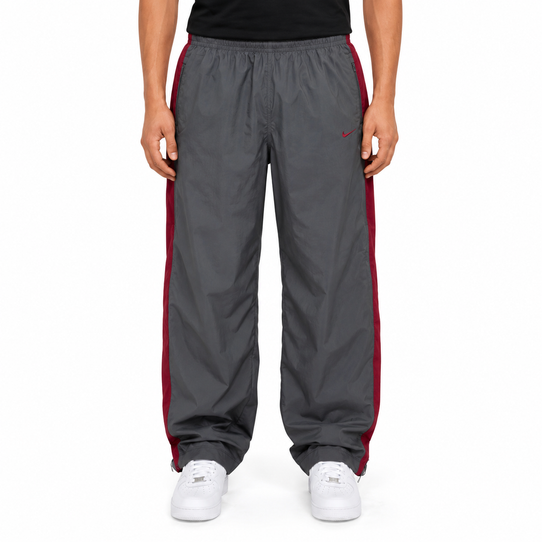 KI-gestütztes Tragebeispiel der Nike Big Print Vintage Trackpants Grau Bordeaux L