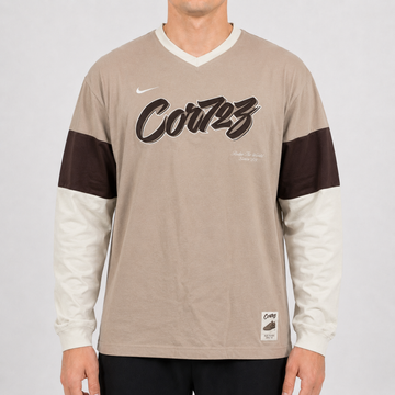 KI-gestütztes Tragebeispiel des Nike Cortez Vintage Longsleeves Beige Braun L