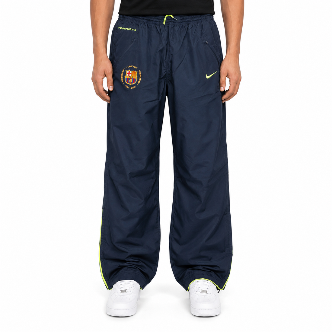 KI-gestütztes Tragebeispiel der Nike FC Barcelona Vintage Trackpants Schwarz Gelb L