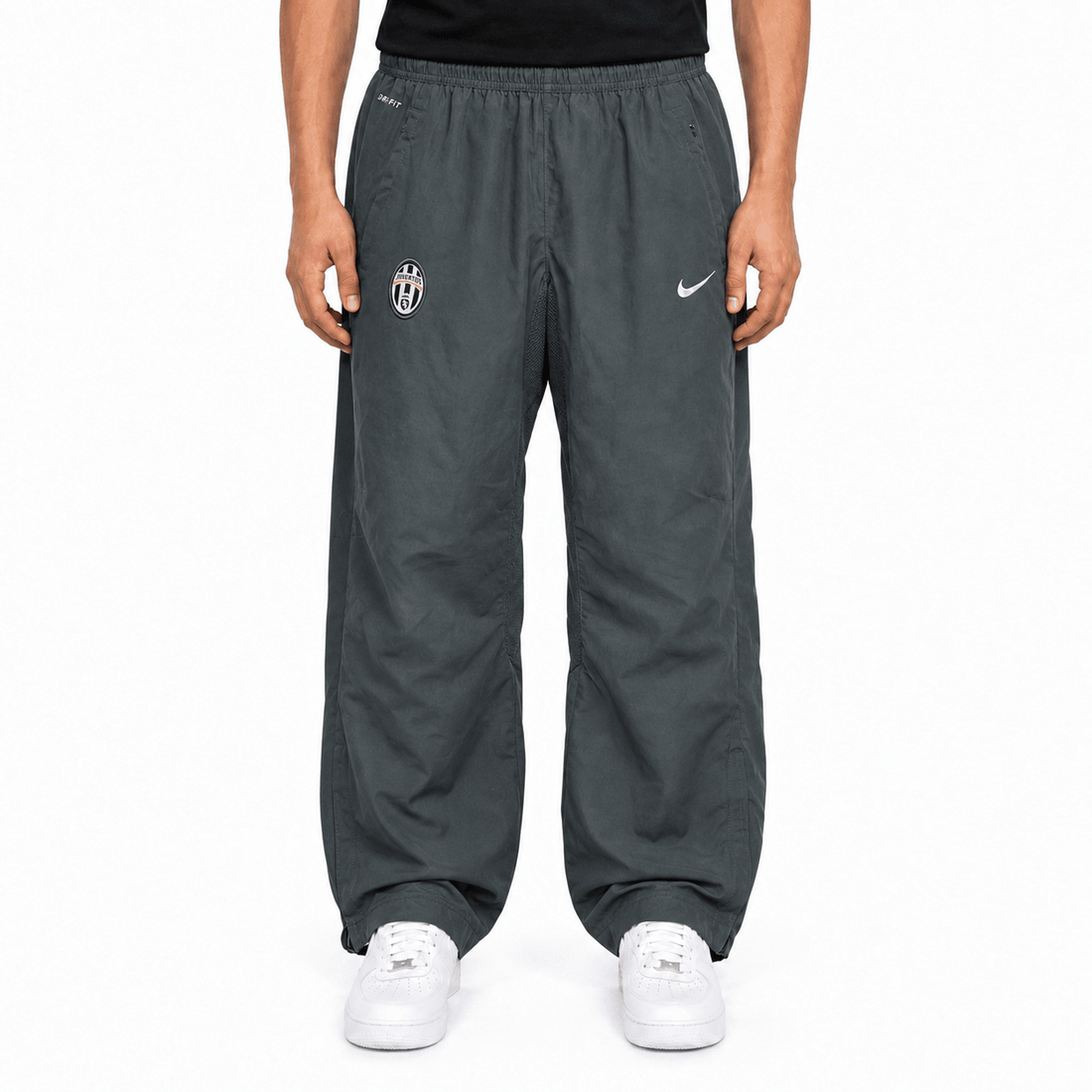 KI-gestütztes Tragebeispiel der Nike Juventus Vintage Trackpants Schwarz S