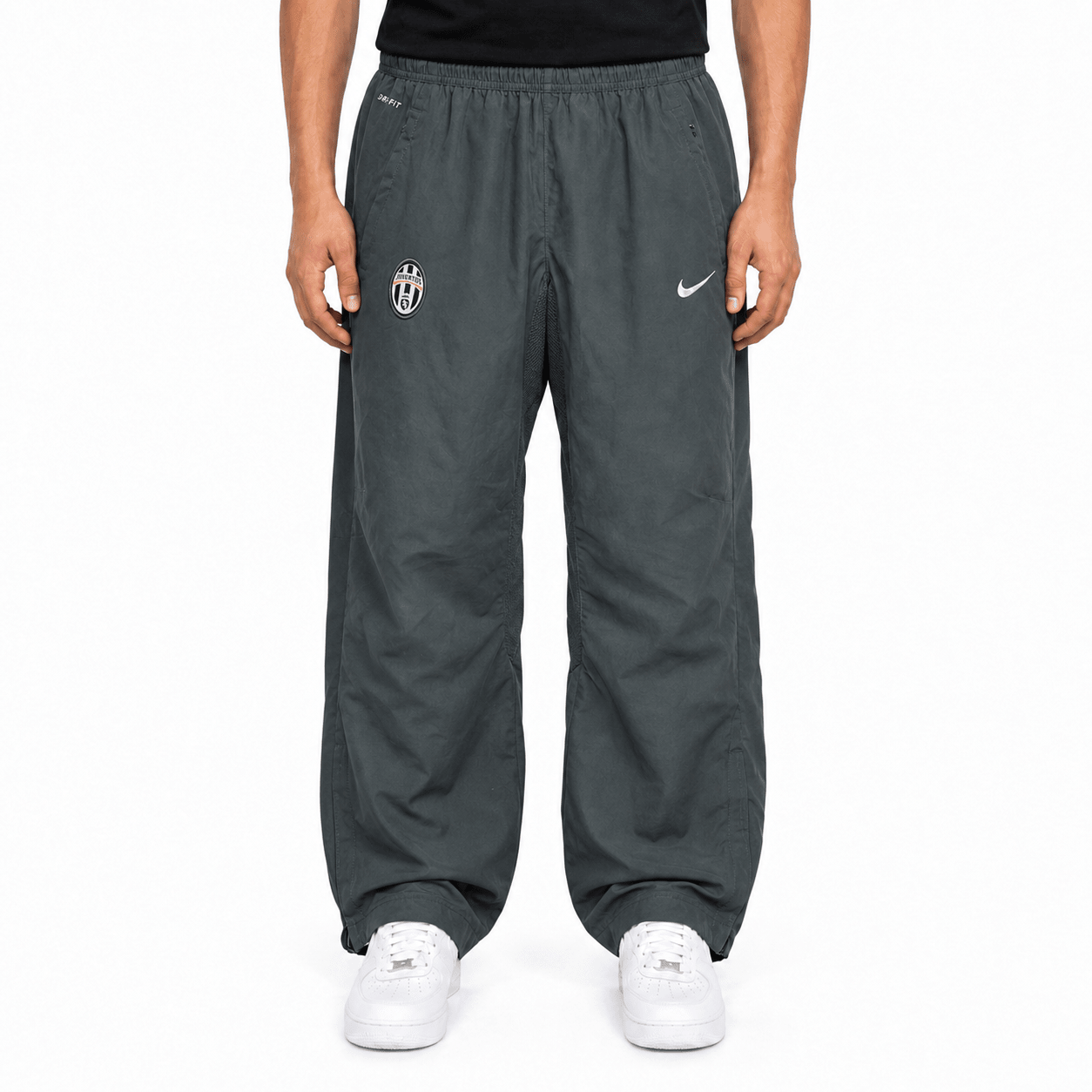 KI-gestütztes Tragebeispiel der Nike Juventus Vintage Trackpants Schwarz S