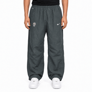 KI-gestütztes Tragebeispiel der Nike Juventus Vintage Trackpants Schwarz S