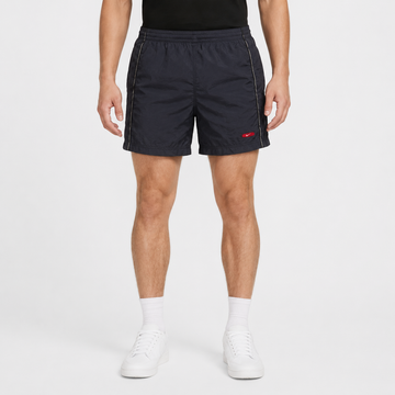 KI-gestütztes Tragebeispiel der Nike Mini Swoosh Vintage Shorts Schwarz S