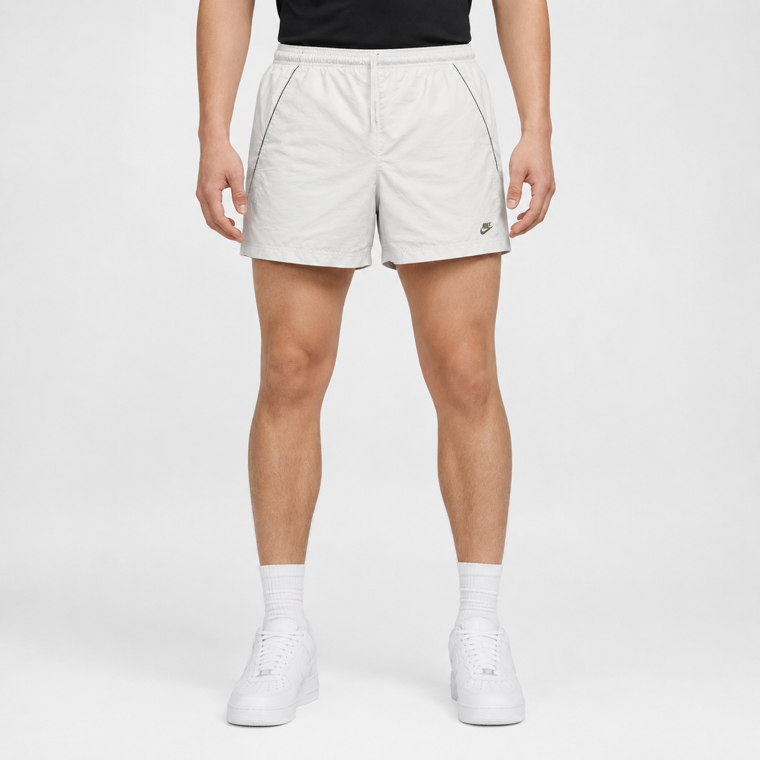 KI-gestütztes Tragebeispiel der Nike Mini Swoosh Vintage Shorts Weiß XL
