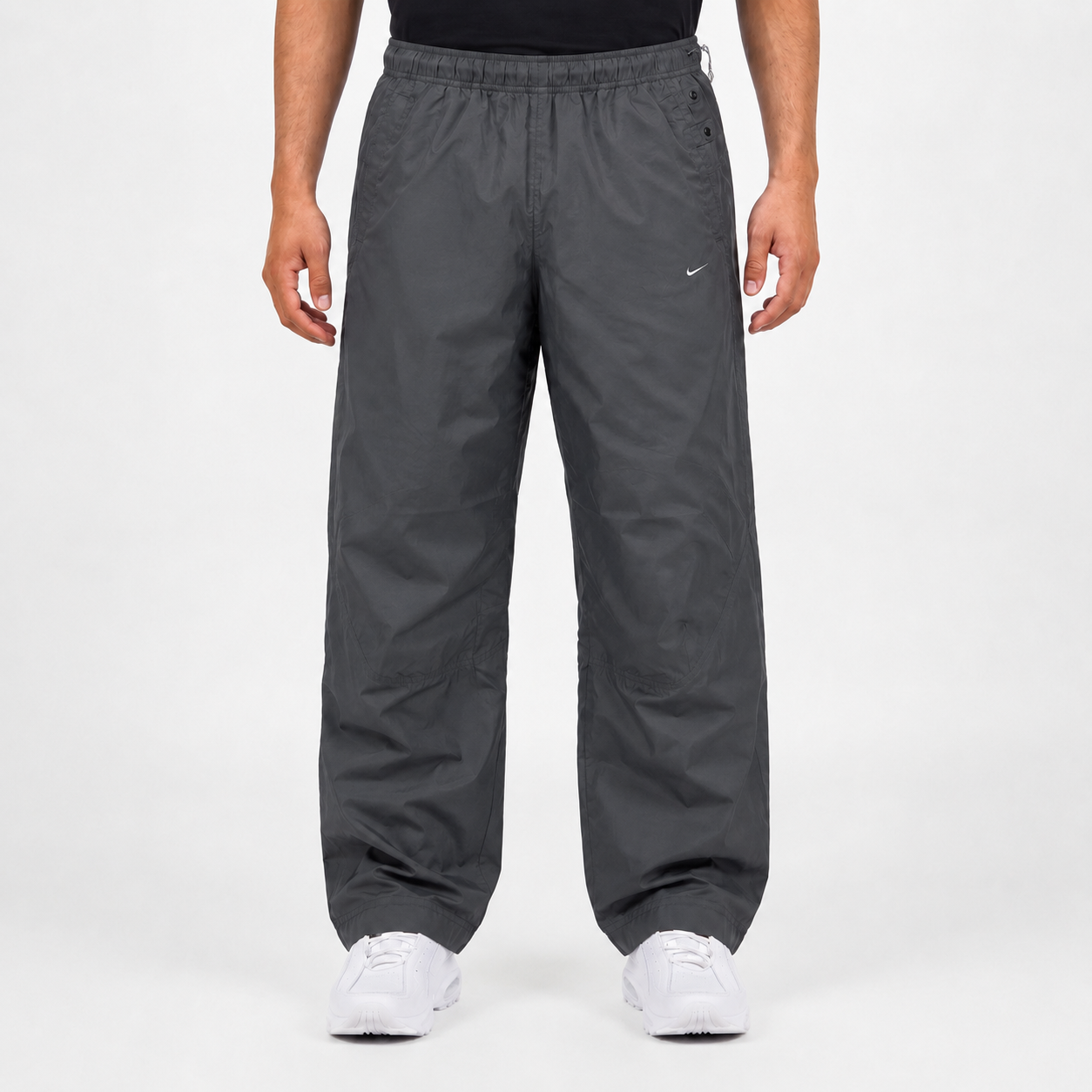 KI-gestütztes Tragebeispiel der Nike Mini Swoosh Vintage Trackpants Dunkelgrau M