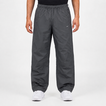 KI-gestütztes Tragebeispiel der Nike Mini Swoosh Vintage Trackpants Dunkelgrau M