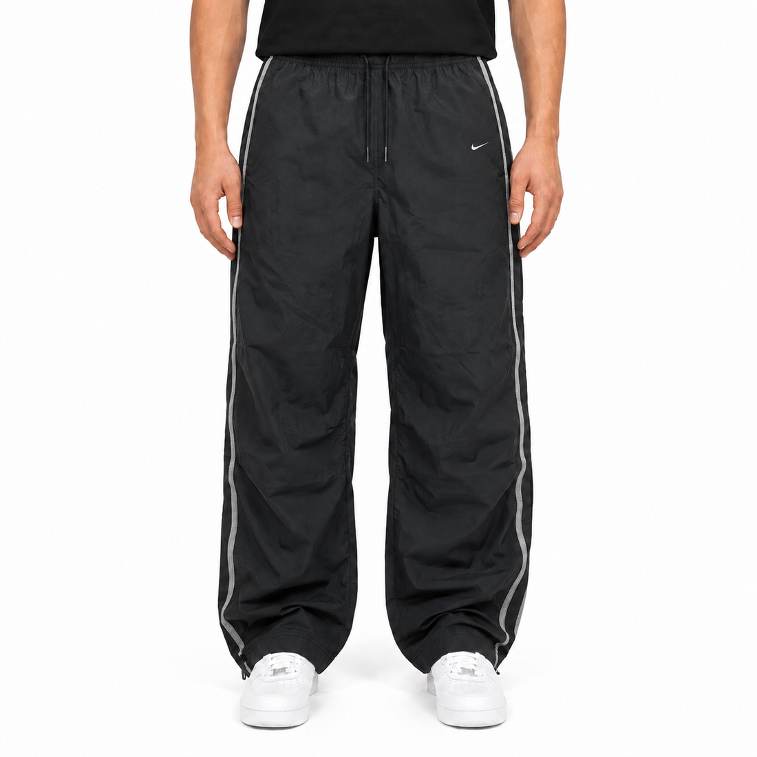 KI-gestütztes Tragebeispiel der Nike Mini Swoosh Vintage Trackpants Schwarz Grau XL