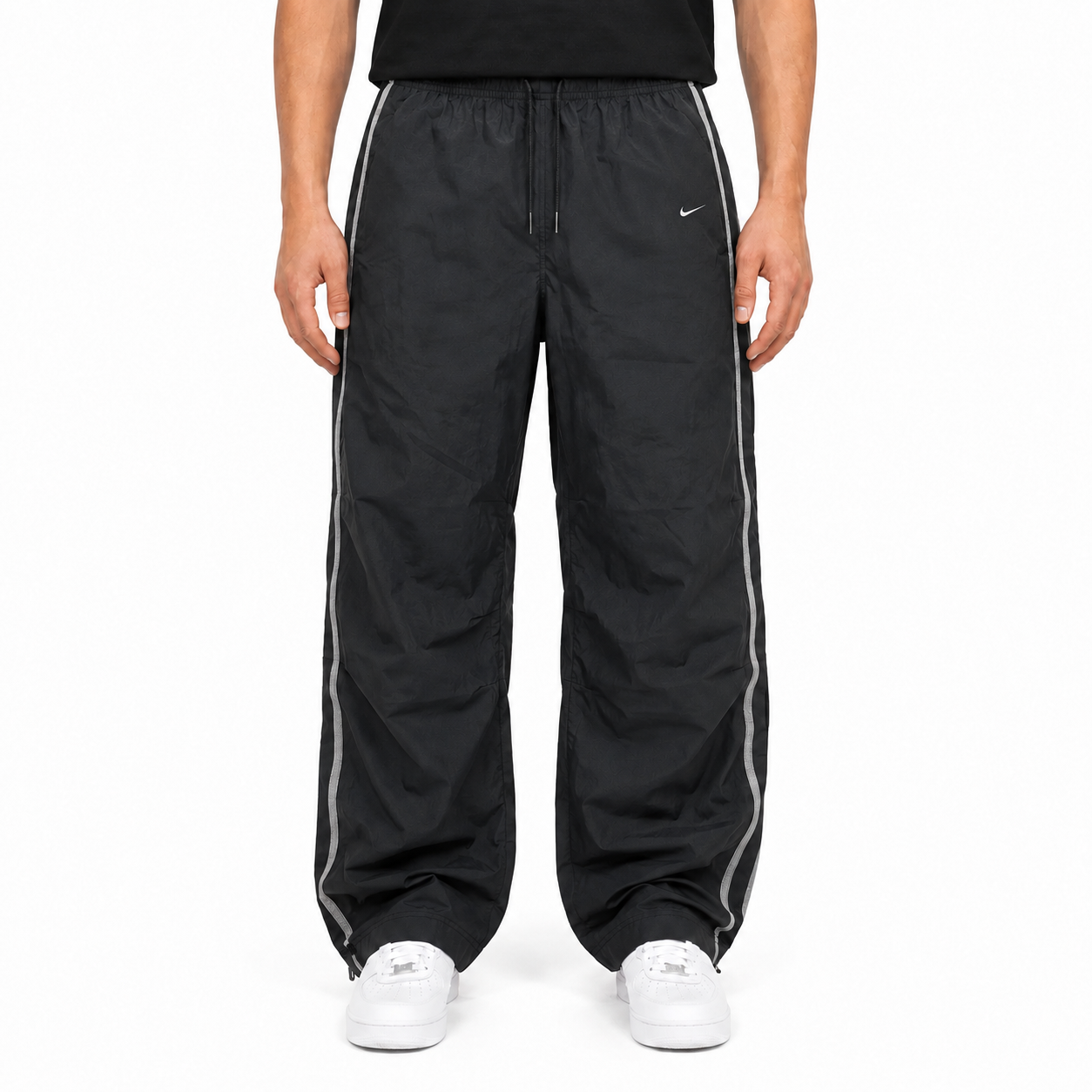 KI-gestütztes Tragebeispiel der Nike Mini Swoosh Vintage Trackpants Schwarz Grau XL