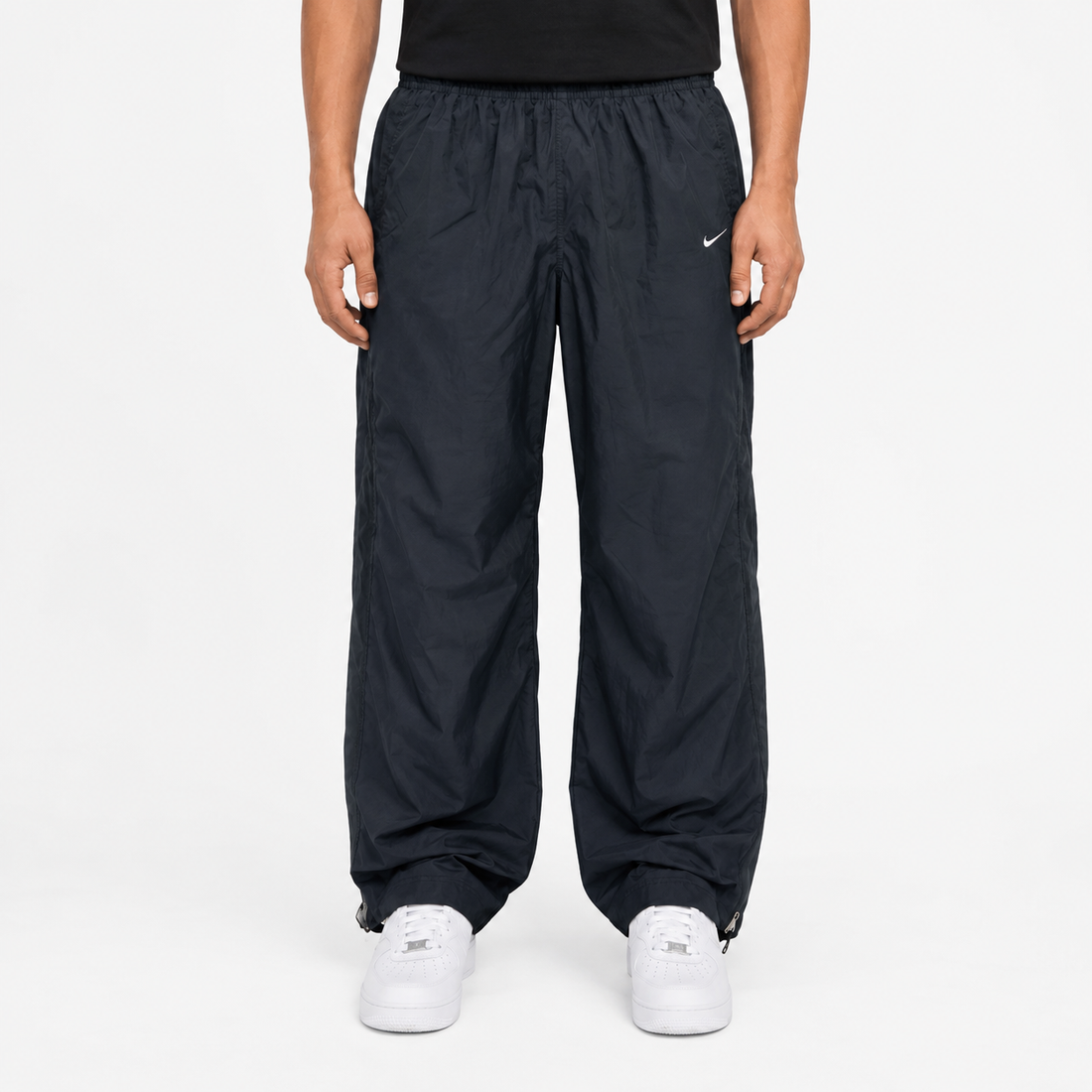 KI-gestütztes Tragebeispiel der Nike Open-Leg Vintage Trackpants Navy M