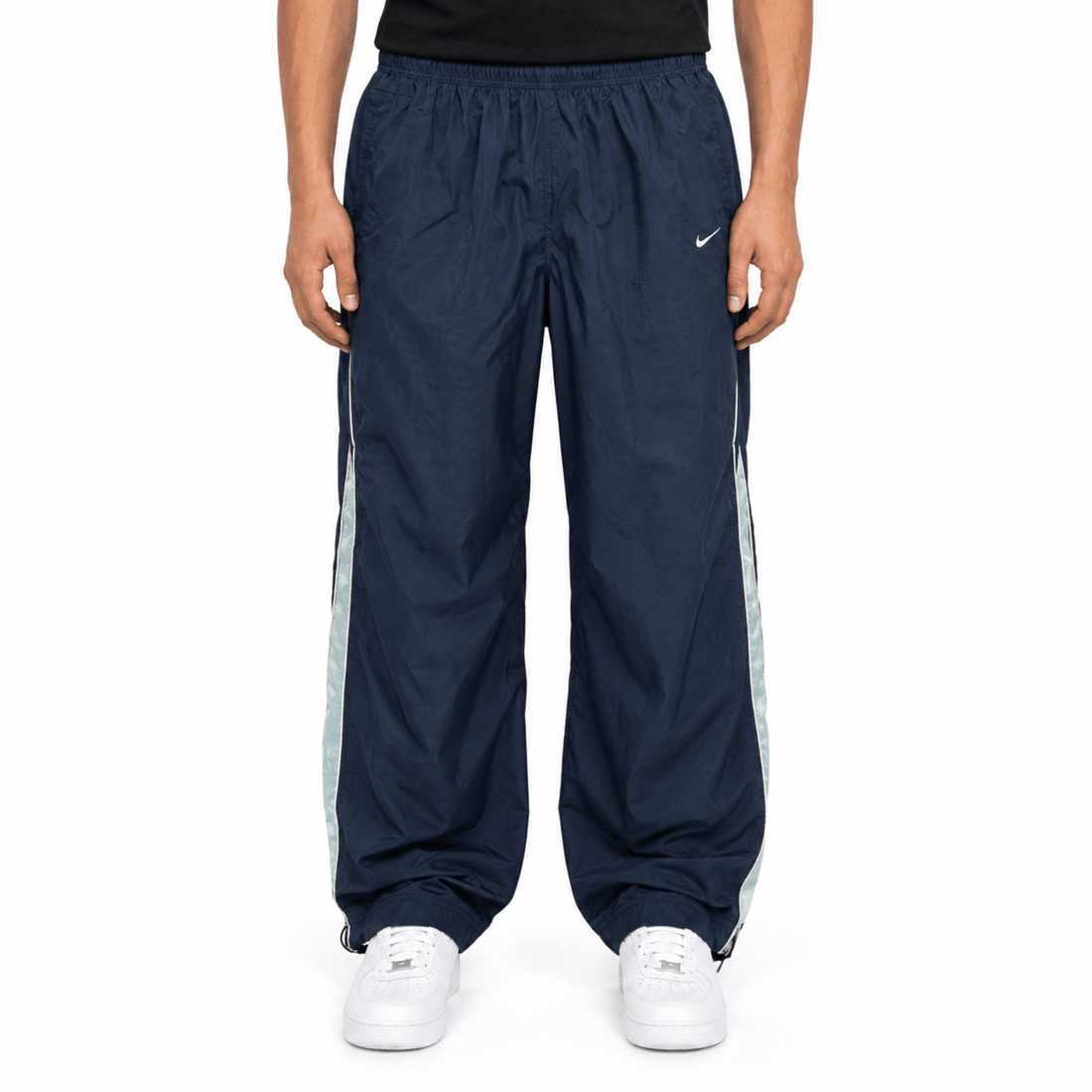 KI-gestütztes Tragebeispiel der Nike Side Panel Vintage Trackpants Navy XL