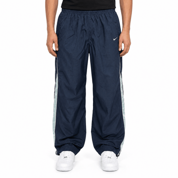 KI-gestütztes Tragebeispiel der Nike Side Panel Vintage Trackpants Navy XL