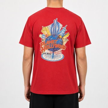 KI-gestütztes Tragebeispiel des roten Planet Hollywood Dubai Vintage T-Shirts XL