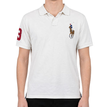KI-gestütztes Tragebeispiel des weißen Polo Ralph Lauren Big Pony Polos M