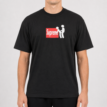 KI-gestütztes Tragebeispiel des Supreme Box Logo Graphic T-Shirts Schwarz L