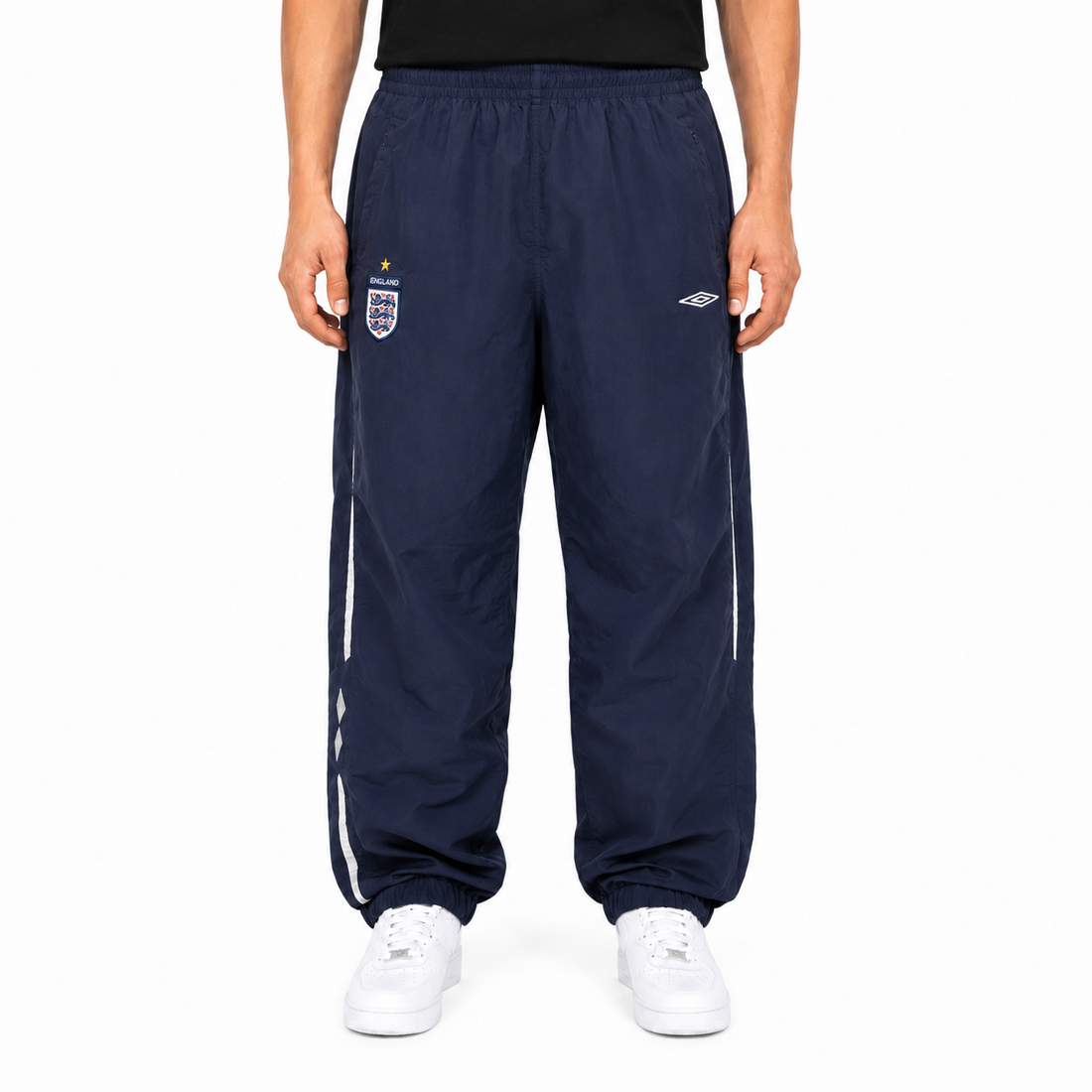 KI-gestütztes Tragebeispiel der Umbro England Vintage Trackpants Navy XL