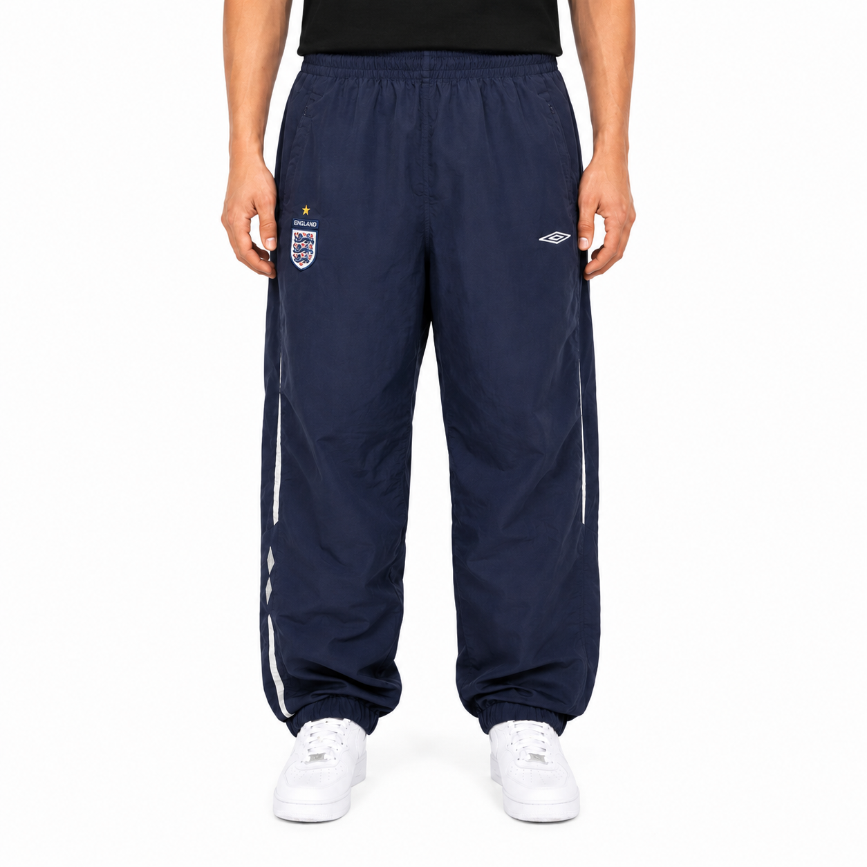 KI-gestütztes Tragebeispiel der Umbro England Vintage Trackpants Navy XL
