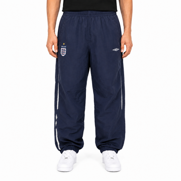 KI-gestütztes Tragebeispiel der Umbro England Vintage Trackpants Navy XL