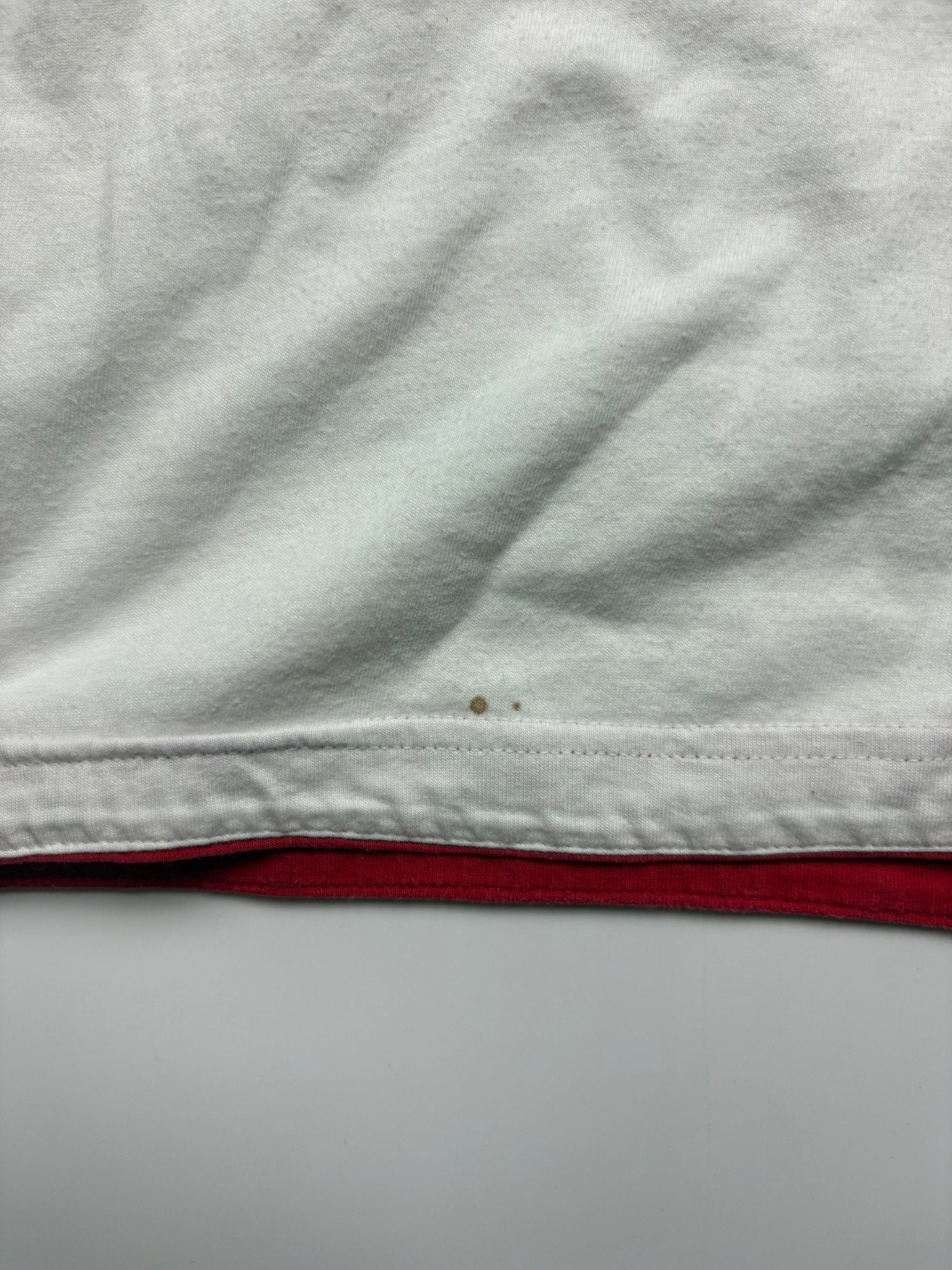 Kleine Flecken am unteren Saum des offwhitefarbenen La Martina Vintage Polos
