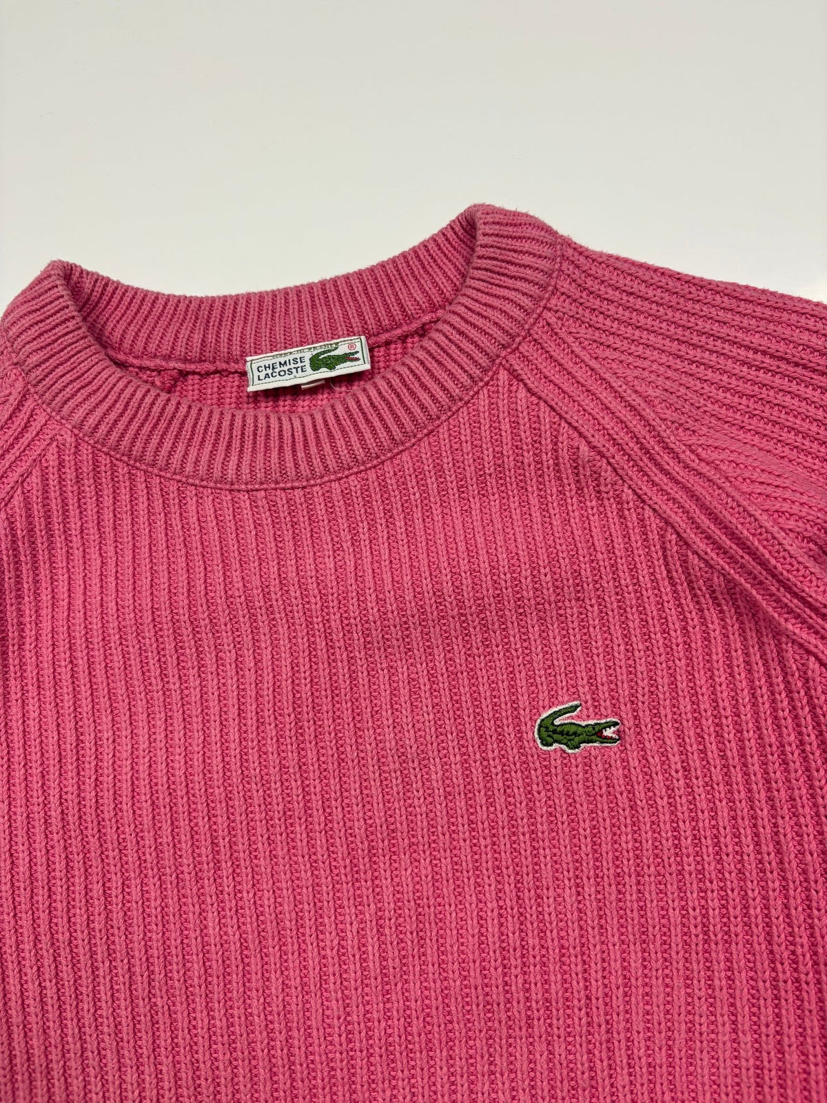 Lacoste Rippstrick Vintage Strickpullover in Pink – Logo im Detail